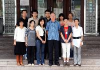 From left to right: Upper row: Lu Jingchen, Zhang Qiaoping, Jin Tan, Ip Wai Hung, Yang Miao; Lower row: Hui Ka Ling, Yang Lan, Zhang Qian, Prof. Coniam, Liao Liang, Huang Xianhan